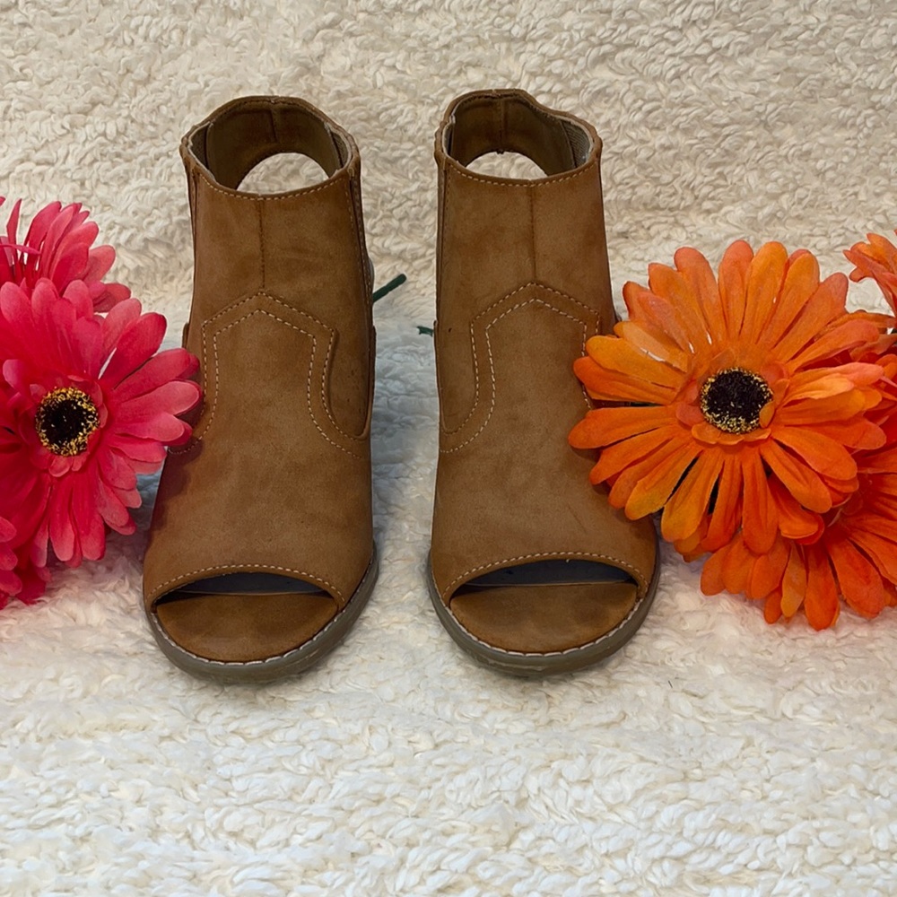 Selling Maurices brand open toe booties